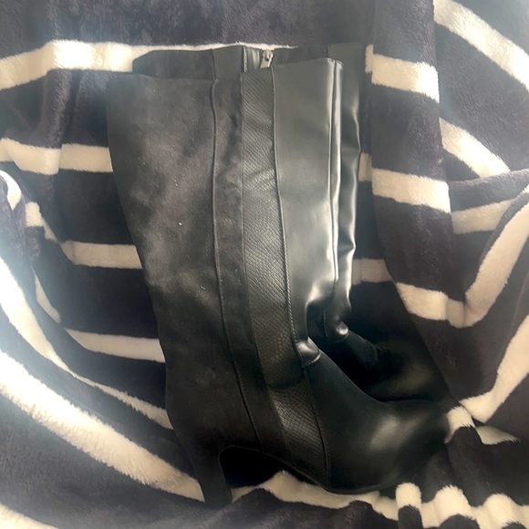 Black high heel boots Size: 9.5 - Picture 2 of 5